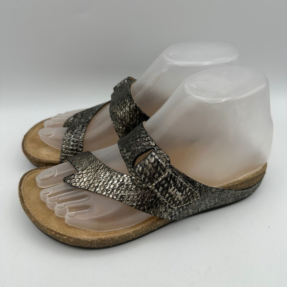 Clarks Artisan Toe Loop Sandals Womens 6 Bronze Snakeskin Metallic Leather Wedge